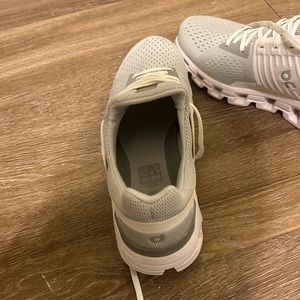 These On Cloud women’s shoes have only been wore twice and look brand new.